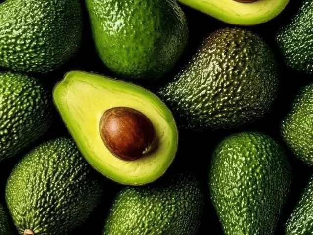 Avocats Hass du Maroc, entiers et coupés
